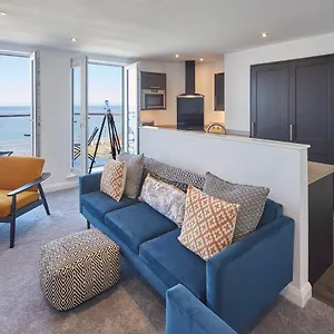 https://the-waves-whitby.yorkshirehotels.net